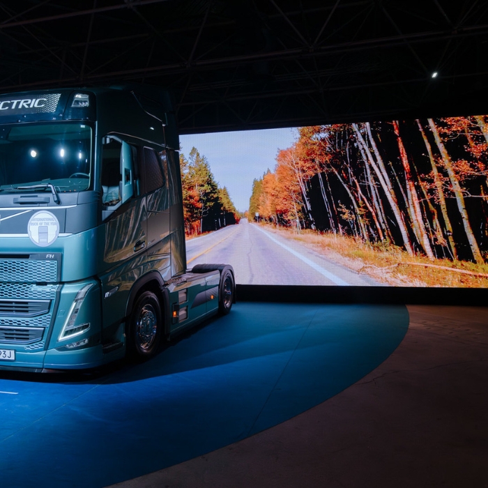Camion bleu en presentation avec un ecran à solutrans