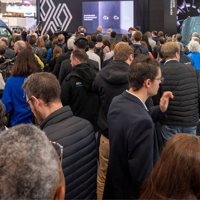 Foule à solutrans avec stand Renault