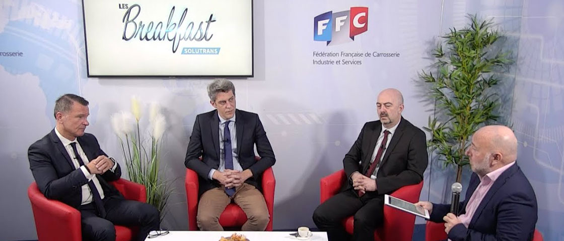3 personnes discutent aux breakfast SOLUTRANS