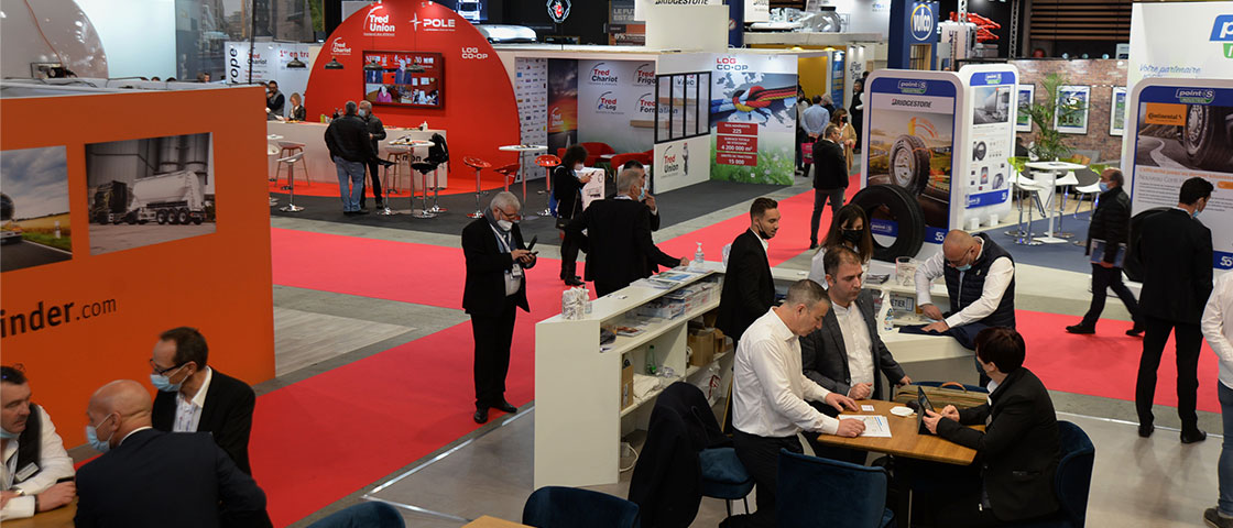 Exposants discutant autour des stands