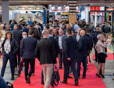 Des personnes visitent le salon Solutrans