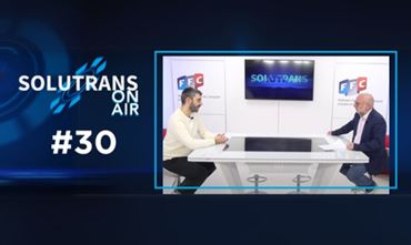 Image d'Hérvé Rebillon et Clément Molizon sur le plateau TV de SOLUTRANS On Air avec des éléments graphiques SOLUTRANS