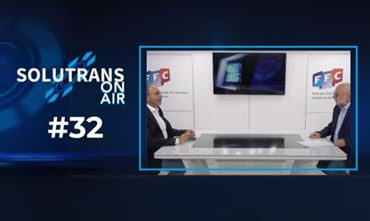Image d'Hérvé Rebillon et Christophe Juhel sur le plateau TV de SOLUTRANS On Air avec des éléments graphiques SOLUTRANS