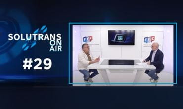 Image d'Hérvé Rebillon et Fabien Calvet sur le plateau TV de SOLUTRANS On Air avec des éléments graphiques SOLUTRANS
