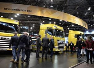 Photo du salon SOLUTRANS avec des camions jaunes