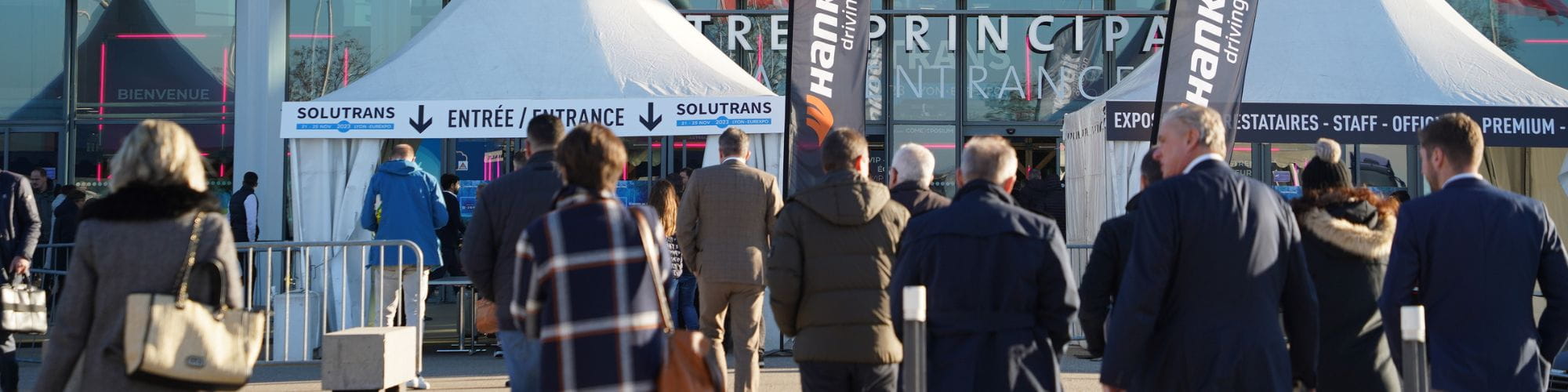 SLIDER entrée du salon SOLUTRANS avec groupes de personnes