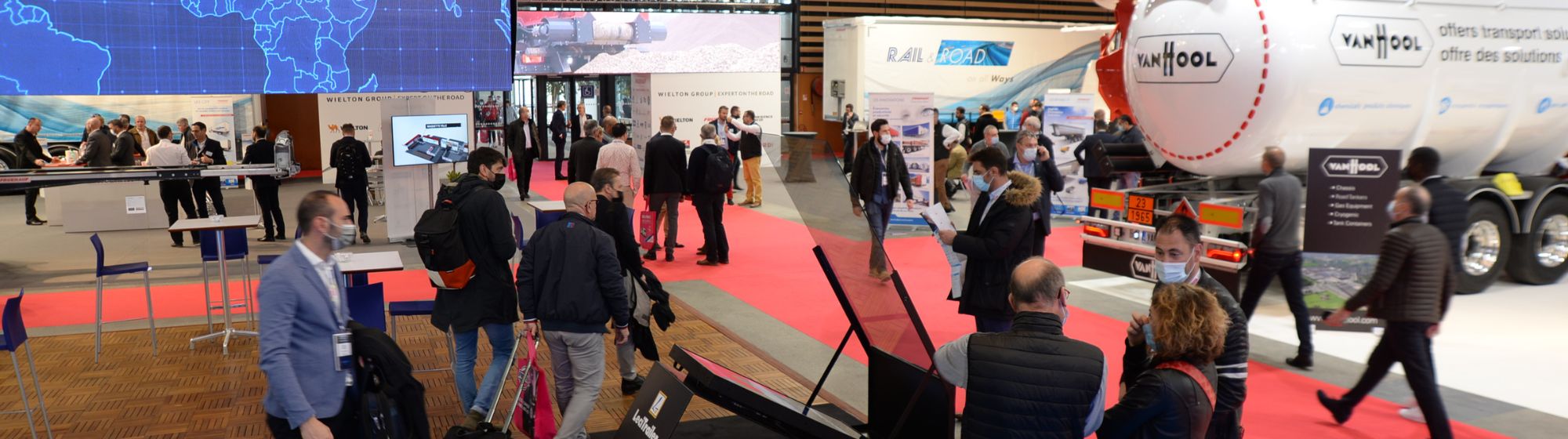 Personnes visitant le salon Solutrans